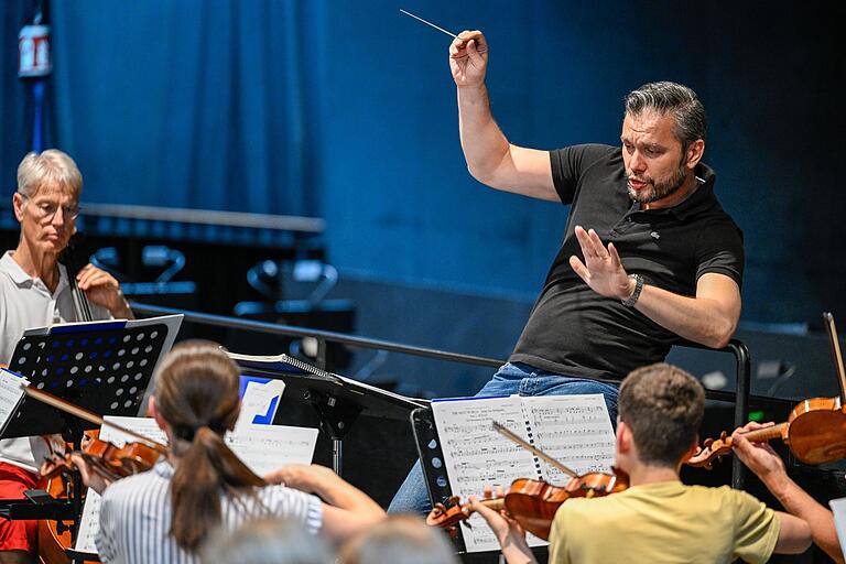 Nachwuchsarbeit: Enrico Calesso mit musikbegeisterten Schülerinnen und Schülern beim Projekt 'Ohren auf'. Nachwuchsarbeit: Enrico Calesso mit musikbegeisterten Schülerinnen und Schülern beim Projekt 'Ohren auf'.