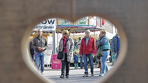 Holz verbindet: Liebevolle Dekoration von Frammersbacher Holzschnitzern.