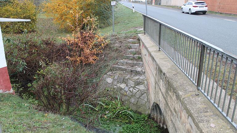 Auch Bäche dienen der Feuerwehr im Ernstfall als Wasserentnahmestelle. Am Ortsausgang von Herlheim in der Kreuzstraße (im Bild) neben den Gewerbebetrieben ist in den Steinstufen neben der Brücke ein Unterflurhydrant eingebaut. Hier kann auch Wasser im Seehausbach angestaut werden – vorausgesetzt, es fließt überhaupt noch welches.&nbsp;