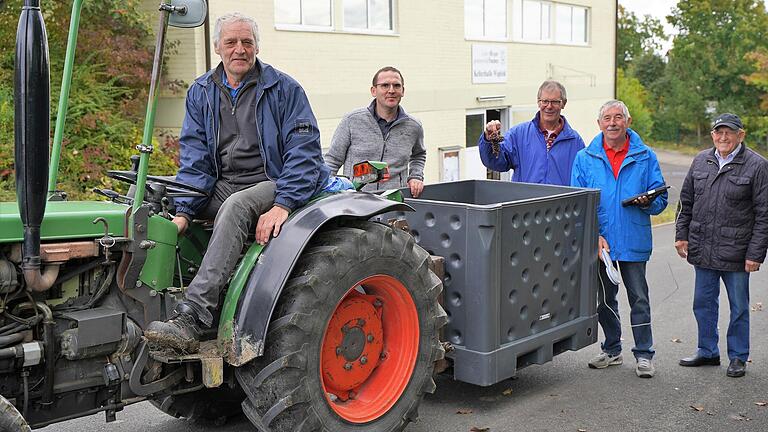 So sieht heute die Traubenannahme in Wipfeld aus: In großen grauen Boxen wird die Fracht zur Annahmestelle für die Lieferung nach Repperndorf gekarrt. Im Bild (von links)&nbsp; Roland Blesch, Bürgermeister Tobias Blesch, Rainer Spitzhirn, Werner Pfriem, Leiter der Annahmestelle, und Otto Selzam.