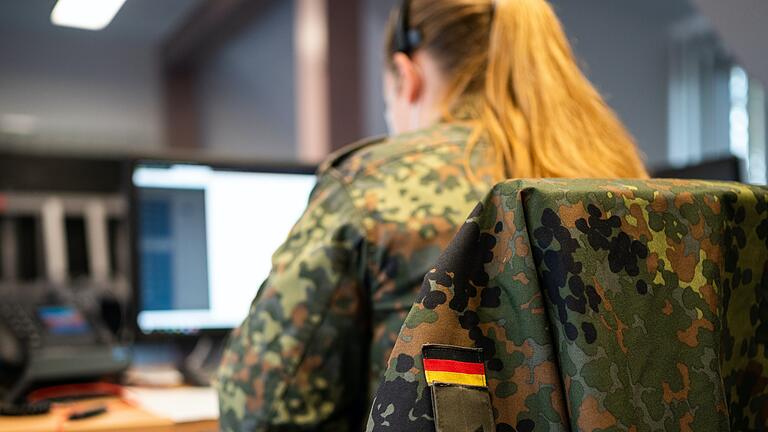 Knapp 70 Menschen arbeiten aktuell am Gesundheitsamt Schweinfurt in einem Bereich, in dem es um die Corona-Kontaktnachverfolgung und die Information Betroffener geht. Darunter auch 20 Soldaten der Bundeswehr. Wie auf unserem Symbolbild wird auch das Gesundheitsamt Schweinfurt von Soldatinnen und Soldaten unterstützt.