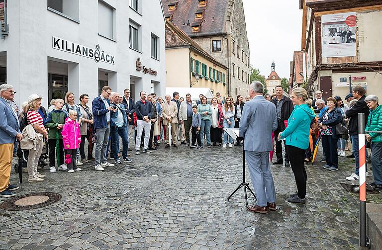Die Neueröffnung der Apotheke stieß in Sommerhausen auf großes Interesse. Bürgermeister Wilfried Saak betonte in seiner Rede den enormen Aufwand, den die Neueröffnung gekostet habe. Die Neueröffnung der Apotheke stieß in Sommerhausen auf großes Interesse. Bürgermeister Wilfried Saak betonte in seiner Rede den enormen Aufwand, den die Neueröffnung gekostet habe.