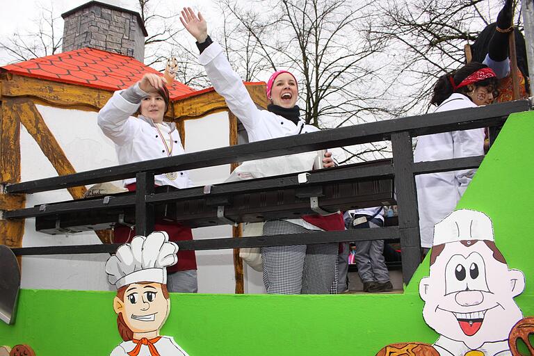 Die Faschingsfreunde Aschfeld feierte ihre erfolgreichen Jungbäckerinnen mit einem Wagen und einer Fußgruppe - und gewann einmal mehr.