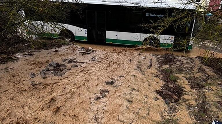 Besonders schlimm war die Lage an den Hängen rund um Randersacker (Lkr. Würzburg). Dort stürzte das Wasser und Erdmassen sintflutartig auf die Straßen und Wohnhäuser. Besonders schlimm war die Lage an den Hängen rund um Randersacker (Lkr. Würzburg). Dort stürzte das Wasser und Erdmassen sintflutartig auf die Straßen und Wohnhäuser.