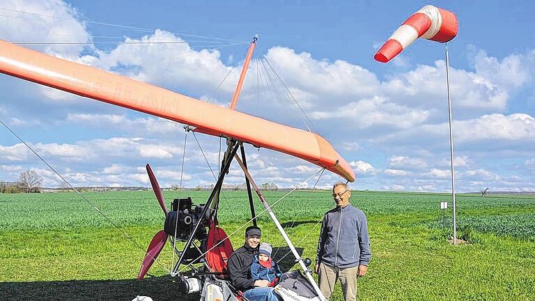 Drei Generationen: Der 31-jährige Patrick Hagedorn (im Cockpit), sein zweijähriger Sohn Florenz sowie Großvater Kurt (70) freuen sich auf die offizielle Einweihung des neuen Flugfelds für Ultraleichtflugzeuge am Sonntag in Gössenheim.