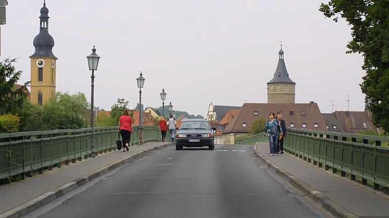 Bis zum Frühjahr 2011 rollten noch die Autos über die Alte Mainbrücke . . . Bis zum Frühjahr 2011 rollten noch die Autos über die Alte Mainbrücke . . .