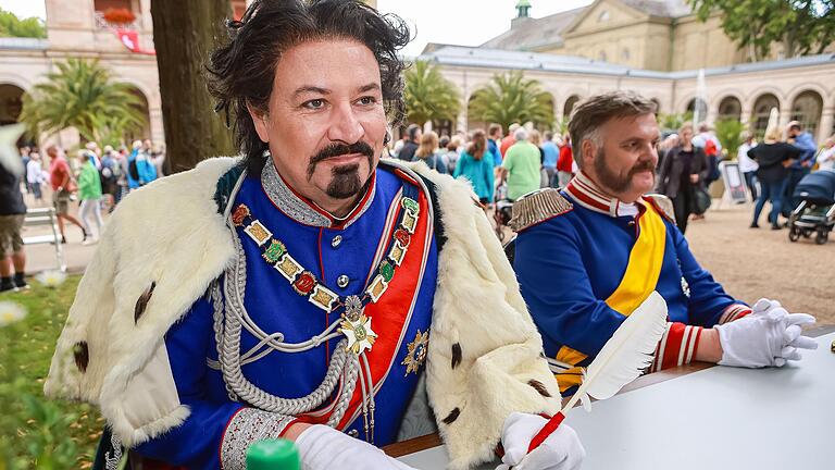 Nach dem Festumzug gaben die Historischen, wie König Ludwig II. und König Maximilian II., Autogramme im Kurgarten. Nach dem Festumzug gaben die Historischen, wie König Ludwig II. und König Maximilian II., Autogramme im Kurgarten.