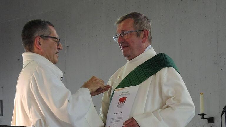 Pastoralreferent Michael Stöcker (links) überreichte Diakon Walter Ziegler im Namen von Bischof Franz Jung als Anerkennung für die vielfältigen Verdienste die Ehrennadel des Bistums. Pastoralreferent Michael Stöcker (links) überreichte Diakon Walter Ziegler im Namen von Bischof Franz Jung als Anerkennung für die vielfältigen Verdienste die Ehrennadel des Bistums.