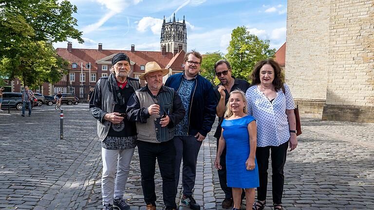 „Tatort“ Münster       -  Mit Abstand das populärste Team beim &bdquo;Tatort&rdquo;: Die Schauspieler der Münster-Krimis - von links nach rechts: Claus D. Clausnitzer, Axel Prahl, Björn Meyer, Jan Josef Liefers, Christine Urspruch und Mechthild Großmann. (Archivfoto)
