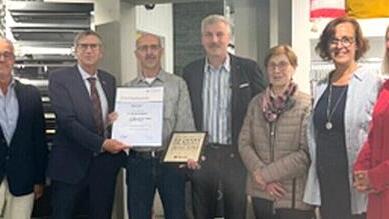 Von links: Thomas Schlembach (Stadtrat), Michael Bissert (Präsident der Handwerkskammer Unterfranken), Jubilar Klaus Kiesel, Alexander Karch (Geschäftsführer), Rita Karch, Andrea Karch und Martina Greubel (Stadträtin) - Von links: Thomas Schlembach (Stadtrat), Michael Bissert (Präsident der Handwerkskammer Unterfranken), Jubilar Klaus Kiesel, Alexander Karch (Geschäftsführer), Rita Karch, Andrea Karch und Martina Greubel (Stadträtin) Von links: Thomas Schlembach (Stadtrat), Michael Bissert (Präsident der Handwerkskammer Unterfranken), Jubilar Klaus Kiesel, Alexander Karch (Geschäftsführer), Rita Karch, Andrea Karch und Martina Greubel (Stadträtin) - Von links: Thomas Schlembach (Stadtrat), Michael Bissert (Präsident der Handwerkskammer Unterfranken), Jubilar Klaus Kiesel, Alexander Karch (Geschäftsführer), Rita Karch, Andrea Karch und Martina Greubel (Stadträtin)