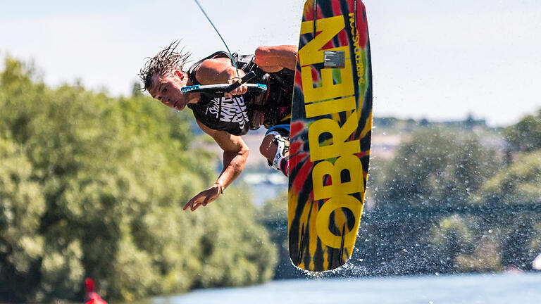 wakerace       -  Flug über den Main: Philipp Schramm aus Aschaffenburg hat die besten Sprünge gezeigt und hat das Wake-Race gewonnen.