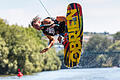 wakerace       -  Flug über den Main: Philipp Schramm aus Aschaffenburg hat die besten Sprünge gezeigt und hat das Wake-Race gewonnen.