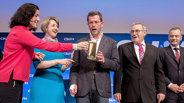 Die CSU feiert Karl-Theodor zu Guttenberg in Schweinfurt. v.l.:  Dorothee Bär, Anja Weisgerber, Karl-Theodor zu Guttenberg, Stefan Funk