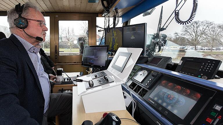 Kein Steuerrad mehr: Albrecht Scheubner steht vor dem neuen argo Track Piloten, der die Bahnführung erleichtert, indem es das Schiff auf einer zuvor definierten Route hält.