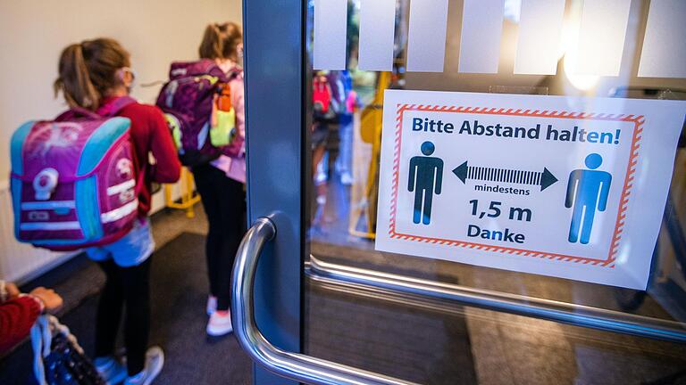 Zwei Schulen im Landkreis sind aktuell von Corona betroffen. (Symbolbild) Zwei Schulen im Landkreis sind aktuell von Corona betroffen. (Symbolbild)