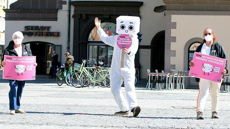 Aktivisten von PETA&nbsp; warben auf dem Schweinfurter Marktplatz für eine Änderung der Ernährungsgewohnheiten.