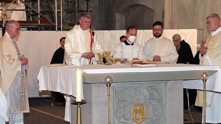 Die erste Messe nach seiner Priesterweihe feierte Pater Christian Rentsch (Zweiter von links) in der Pfarrkirche Sankt Maria Magdalena. Links auf dem Bild Stadtpfarrer Pater Markus Reis OSA. Foto: Dieter Britz - Die erste Messe nach seiner Priesterweihe feierte Pater Christian Rentsch (Zweiter von links) in der Pfarrkirche Sankt Maria Magdalena. Links auf dem Bild Stadtpfarrer Pater Markus Reis OSA. Foto: Dieter Britz Die erste Messe nach seiner Priesterweihe feierte Pater Christian Rentsch (Zweiter von links) in der Pfarrkirche Sankt Maria Magdalena. Links auf dem Bild Stadtpfarrer Pater Markus Reis OSA. Foto: Dieter Britz - Die erste Messe nach seiner Priesterweihe feierte Pater Christian Rentsch (Zweiter von links) in der Pfarrkirche Sankt Maria Magdalena. Links auf dem Bild Stadtpfarrer Pater Markus Reis OSA. Foto: Dieter Britz