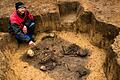 Ein 4000 Jahre altes Grab aus der Zeit der Schnurkeramik haben Archäologen bei der Ausgrabung einer Linearbandkeramik-Siedlung in Schnackenwerth (Lkrs. Schweinfurt) gefunden. Grabungsleiter Marcel Günther zeigt, warum das das sensationell ist: In dem Grab wurden drei Menschen bestattet, zwei Erwachsene und ein später beigesetztes Kind (Mitte), was für die damalige Zeit sehr ungewöhnlich ist, weil Verstorbene in der Regel einzeln beigesetzt wurden.