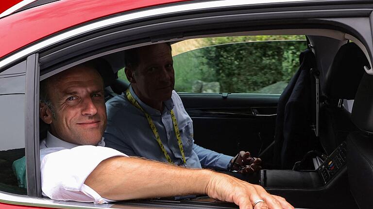 Macron und Prudhomme.jpeg       -  Frankreichs Präsident Emmanuel Macron (l) sitzt neben Tour-Direktor Christian Prudhomme im Führungsfahrzeug.