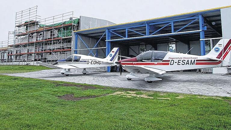 Im Entstehen: Direkt am Flugfeld der Wasserkuppe entsteht das neue Luftsportzentrum mit Tower und Besucherterrasse.