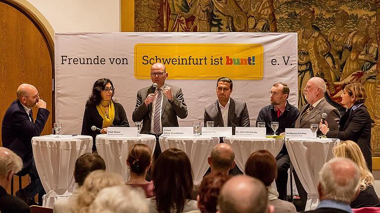 Um das Thema Religionsfreiheit ging es bei der Podiumsdiskussion der Freunde von Schweinfurt ist bunt. SchweinIm Bild (von links) Moderator Mathias Wiedemann, Dilek Öznur (Alevitische Gemeinde), Dekan Oliver Bruckmann, Mehmet Ciy (DITIB-Moschee), Albrecht Garsky (Katholische Erwachsenenbildung), Wolfgang Günther (Bund für Geistesfreiheit), Moderatorin Susanne Wiedemann.