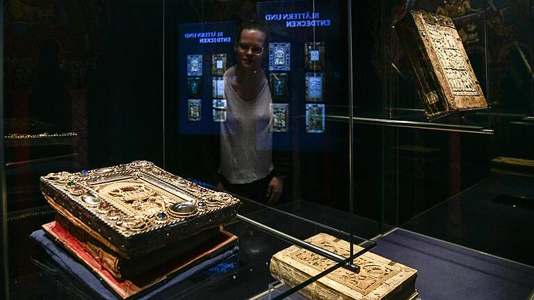 Historische Buchkunstwerke und moderne Ausstellungstechnik - beides bot die Jubiläumsausstellung 'Elfenbein &amp; Ewigkeit'in der Unibibliothek am Hubland. 7000 Besucher haben sie sich angesehen.