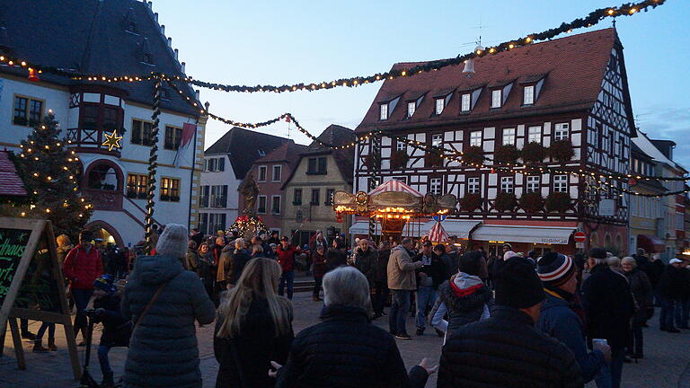 Weihnachtliche Stimmung in der Altstadt von Volkach.