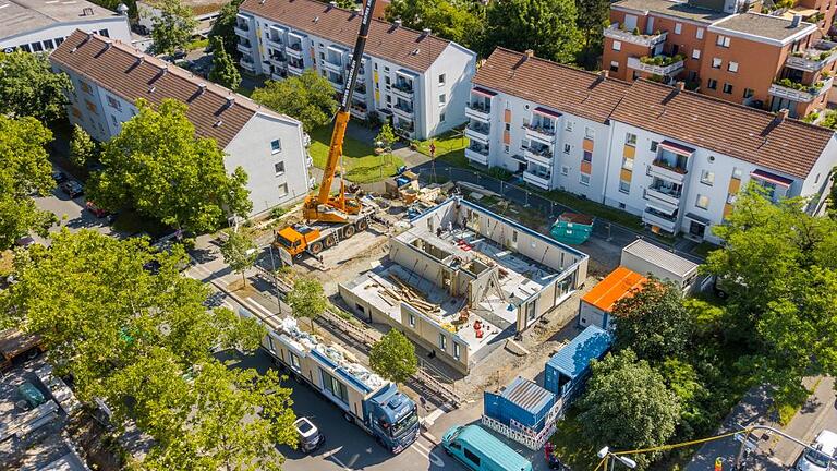 Die Baustelle der Holz-Hybrid-Häuser in der Frankfurter Straße von oben.