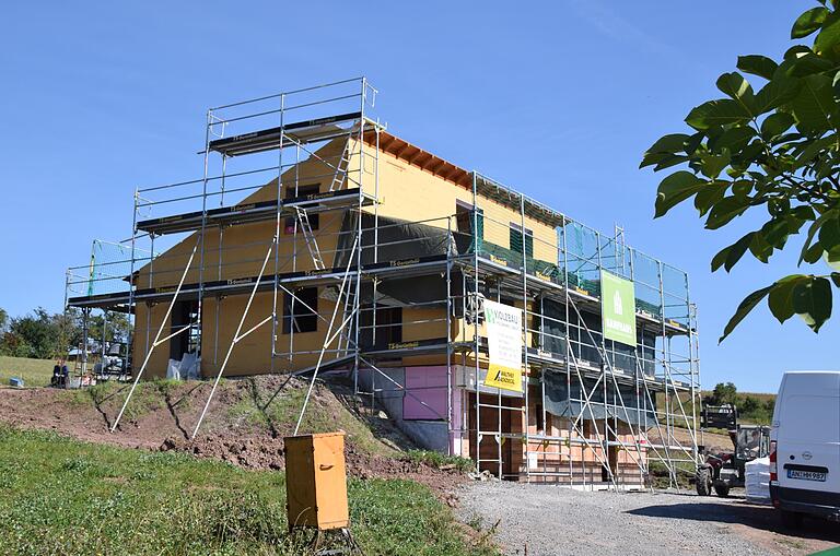 In Holzständerbauweise ist Krückels Hanfhaus errichtet. Auf das Traggerüst wird an der Außenseite sowie auf dem Dach der Hanfkalk aufgespritzt.