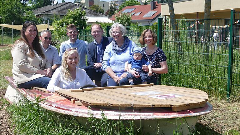 Für die Kinder in der Alemannenstraße ist das Boot noch nicht freigegeben, aber (von links) Petra Prokot von der Kirchenverwaltung, Diakon Holger Dubowy-Schleyer, Pastoralreferent Martin Drzizga, Kindergartenleiterin Heike Pfister am Steuer, Bürgermeisterin Astrid Glos und Elternbeiratsvorsitzende Christa Tribola mit Sohn Samuel durften schon einmal probesitzen.
