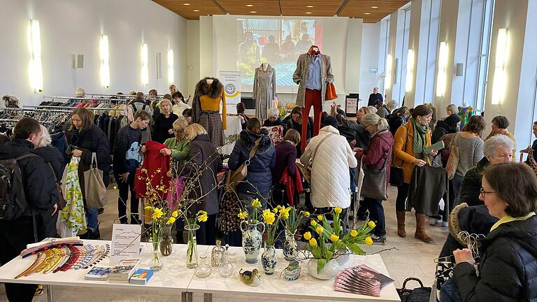 Nach Schnäppchen stöbern und nachhaltig Mode konsumieren können die Besucherinnen am Samstag beim Secondhand-Benefiz-Basar des Soroptimist Club Würzburg. Nach Schnäppchen stöbern und nachhaltig Mode konsumieren können die Besucherinnen am Samstag beim Secondhand-Benefiz-Basar des Soroptimist Club Würzburg.
