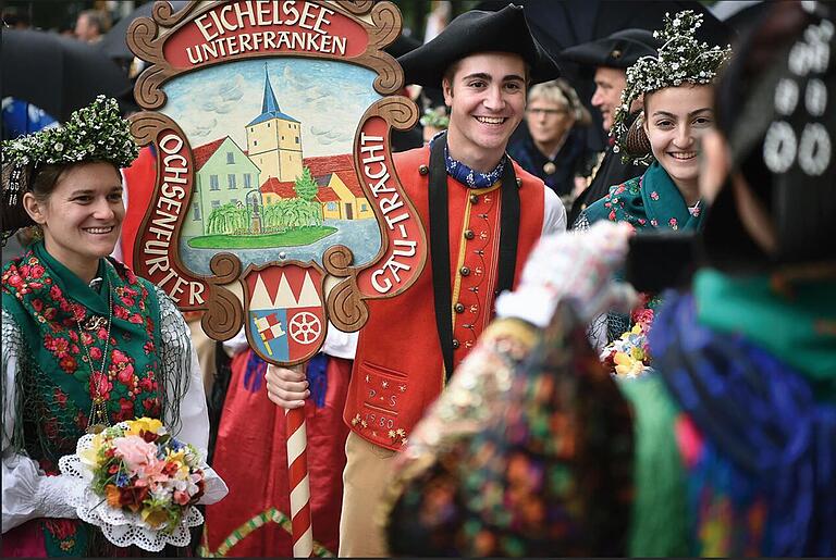 Tracht spielt eine herausragende Rolle im Örtchen Eichelsee. In der Vergangenheit haben Mitglieder der Trachtengruppe bereits an großen Umzügen – etwa in München anlässlich des Oktoberfests – teilgenommen. Tracht spielt eine herausragende Rolle im Örtchen Eichelsee. In der Vergangenheit haben Mitglieder der Trachtengruppe bereits an großen Umzügen – etwa in München anlässlich des Oktoberfests – teilgenommen.
