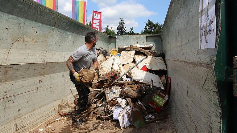 Ein Anwohner des Florian-Geyer-Wegs in Kitzingen entsorgt seine Sachen, die dem Hochwasser Anfang Juni zum Opfer fielen. Ein Anwohner des Florian-Geyer-Wegs in Kitzingen entsorgt seine Sachen, die dem Hochwasser Anfang Juni zum Opfer fielen.