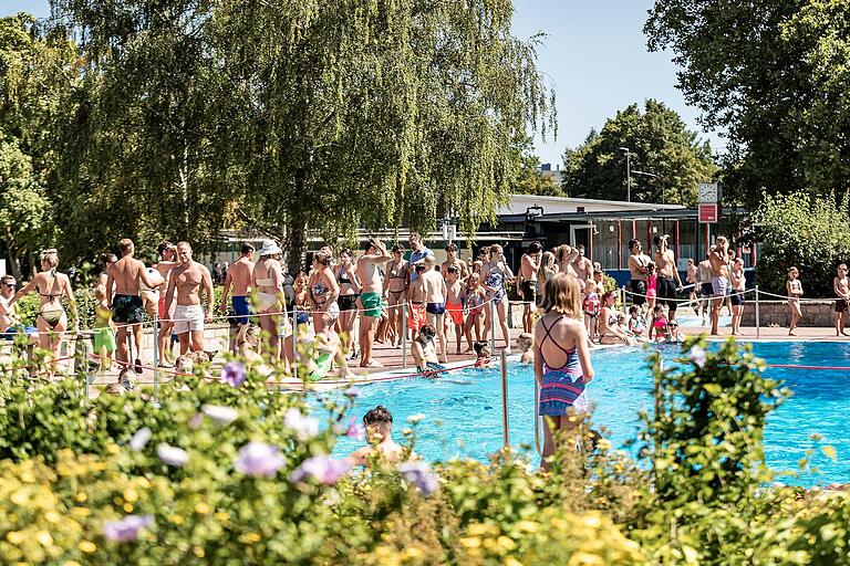 Viele Menschen verbringen die Sommerferien in der Region im Freien am Wasser, wie hier im Dallenbergbad in Würzburg. Viele Menschen verbringen die Sommerferien in der Region im Freien am Wasser, wie hier im Dallenbergbad in Würzburg. 