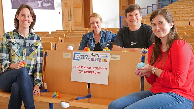 Das Würzburger Kinderuni-Team (von links): Hannah Genheimer, Stefanie Oehrlein, Manfred Vollrath und Paula Weber.