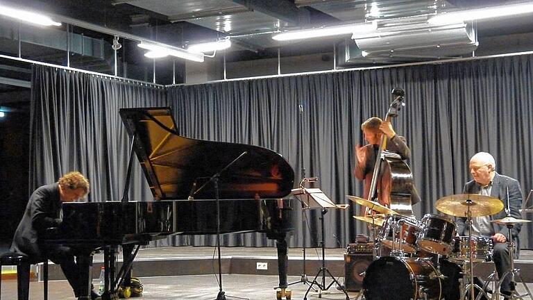 Klangintensiv und mitreißend: Das &bdquo;Frankfurt Jazz Trio&ldquo; mit Pianist Martin Sasse, Bassist Martin Gjakonovski und Thomas Cremer am Schlagzeug in der Nägelsee-Aula.