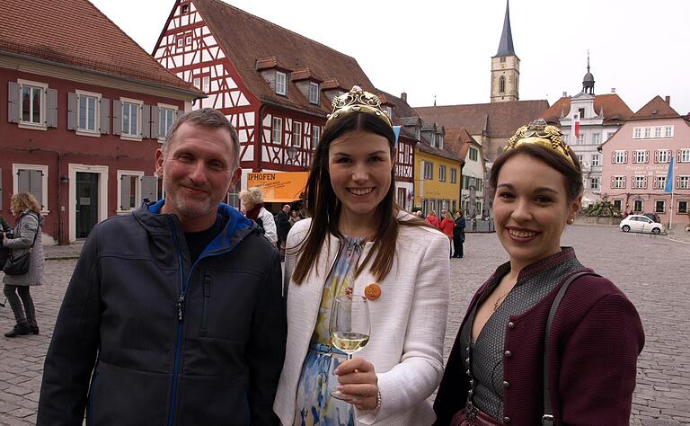 Die Fränkische Weinkönigin Carolin Meyer (Mitte) mit der Nenzenheimer Weinprinzessin Ann-Kathrin Därr und Alexander Hansch, Vorsitzender des Weinbauvereins Nenzenheim. Die Fränkische Weinkönigin Carolin Meyer (Mitte) mit der Nenzenheimer Weinprinzessin Ann-Kathrin Därr und Alexander Hansch, Vorsitzender des Weinbauvereins Nenzenheim.