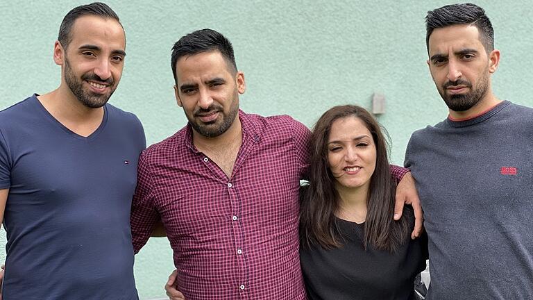 32 Jahre nach der Fünflingsgeburt: (von links) Bilal, Khaled, Mandy und Mohammed Hassan. Ihr Bruder Khalil war kurz nach der Geburt wegen eines Herzfehlers gestorben.