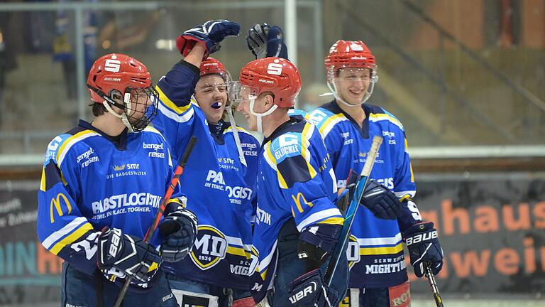 Jubel beim ERV Schweinfurt nach dem 2:1-Sieg über den EHC Klostersee (von links): David Adam, Jamie Akers, Marcel Grüner und Kevin Marquardt.
