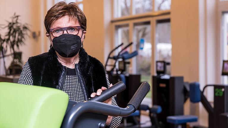 Brigitte Hörber (73) trainiert im Reha-und Gesundheitszentrum Impuls in Würzburg an verschiedenen Geräten, um ihre Mobilität zu verbessern. Brigitte Hörber (73) trainiert im Reha-und Gesundheitszentrum Impuls in Würzburg an verschiedenen Geräten, um ihre Mobilität zu verbessern.
