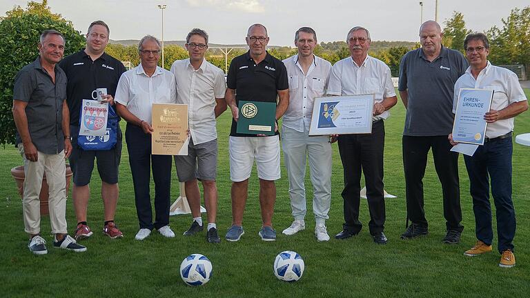 Die wichtigsten Ehrungen und Auszeichnungen für den TSV Großbardorf als Verein zeigt diese Aufnahme mit (von links) den Keglern Ralf Kleinert und Andy Behr sowie Klaus Greier, Nico Kirchner, Andreas Lampert, Jürgen Pfau, Klaus Lemmer, Rainer Lochmann und Mathias Klöffel.