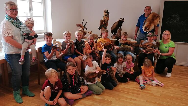 Teilnehmende Kinder beim Ferienprogramm mit der 1. Vorsitzenden Andrea Tratt, der 2. Vorsitzenden Irmi Seifert und Naturschutzwart Roberto Breunig.