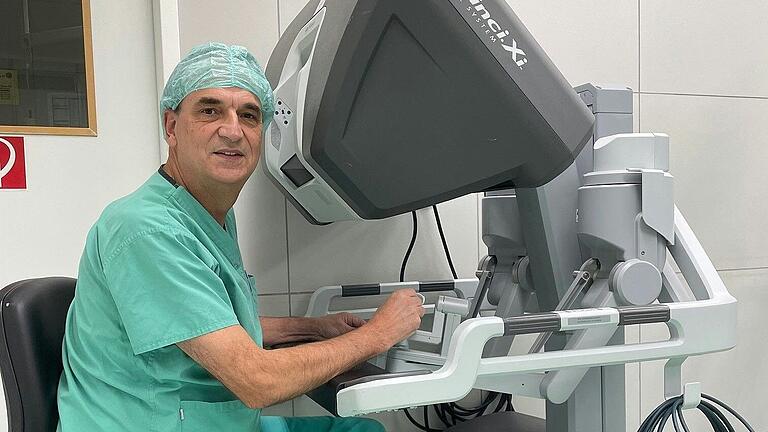 Dr. Frank Schiefelbein, Urologie-Chefarzt am Klinikum Würzburg Mitte, führt seit diesem Jahr auch Neoblasen-Operationen per Schlüssellochtechnik mit dem Da Vinci-OP-Roboter durch.