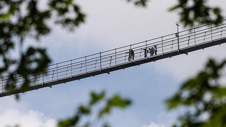 Skywalk Willingen.jpeg       -  In bis zu 100 Meter Höhe führt die Hängebrücke in Willingen übers Tal. Der Skywalk Willigen ist die längste Fußgänger-Hängebrücke Deutschlands.