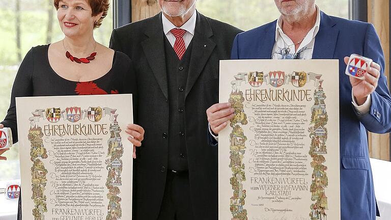 Der Frankenwürfel wird von den drei fränkischen Regierungspräsidenten (Bildmitte Unterfrankens Regierungspräsident Paul Beinhofer) gestiftet &ndash; einer ging dieses Jahr an Gerline Heßler und Werner Hofmann.