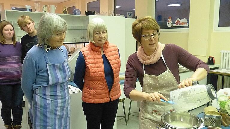 So gelingt es: Ursula Seufert verriet nicht nur gute Rezepte, sondern gab auch viele praktische Hinweise beim BN-Kochkurs in  Unteressfeld.