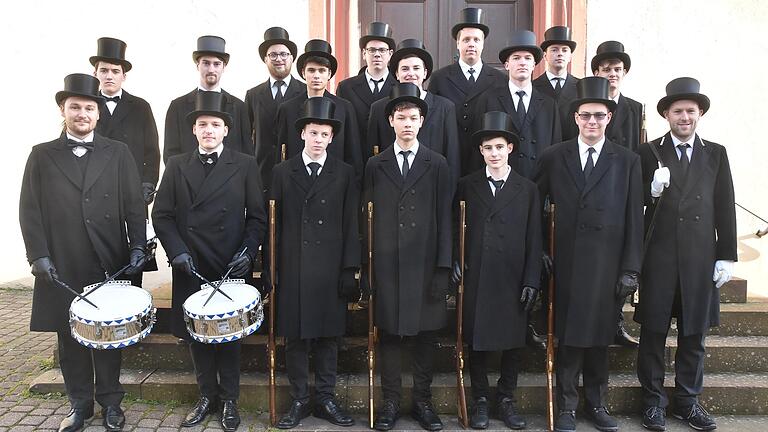 Die Wachmannschaft der Sebastiani-Wehr Lengfurt, hier verstärkt durch zwei der Trommler, mit denen zusammen auch das festsonntägliche Marschieren durch den Altort geübt werden kann.