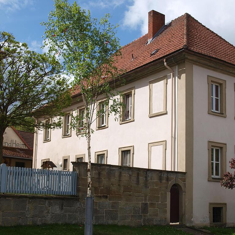 Der Maibaum in der Dorfstraße beim historischen Pfarrhaus.