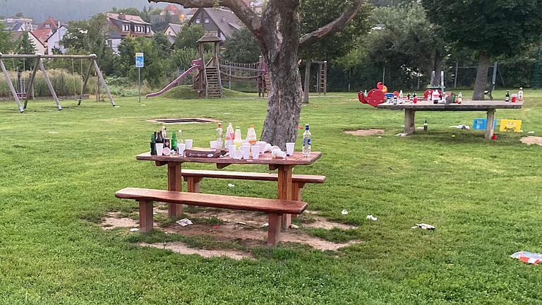 Spuren einer Feier: Dieses Bild bot sich am Mittwochmorgen auf dem Spielplatz unterhalb des Sendelbacher Auwegs. Anwohner gehen nun auf die Barrikaden. Sie fordern Stadt und Polizei zum Handeln auf.