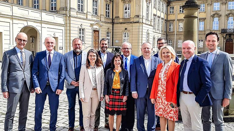 Trafen sich zu einer Dienstbesprechung in Werneck: (von links) Regierungsvizepräsident Jochen Lange, Landrat Wilhelm Schneider (Haßberge), Landrat Thomas Eberth (Würzburg), Landrätin Sabine Sitter (Main-Spessart), Landrat Alexander Legler (Aschaffenburg), Andrea Degl (geschäftsführendes Präsidialmitglied des Bayerischen Landkreistags), Regierungspräsident Eugen Ehmann, Landrat Thomas Bold (Bad Kissingen), Landrat Jens Marco Scherf (Miltenberg), Landrätin Tamara Bischof (Kitzingen), Landrat Thomas Habermann (Rhön-Grabfeld) und Landrat Florian Töpper (Schweinfurt).